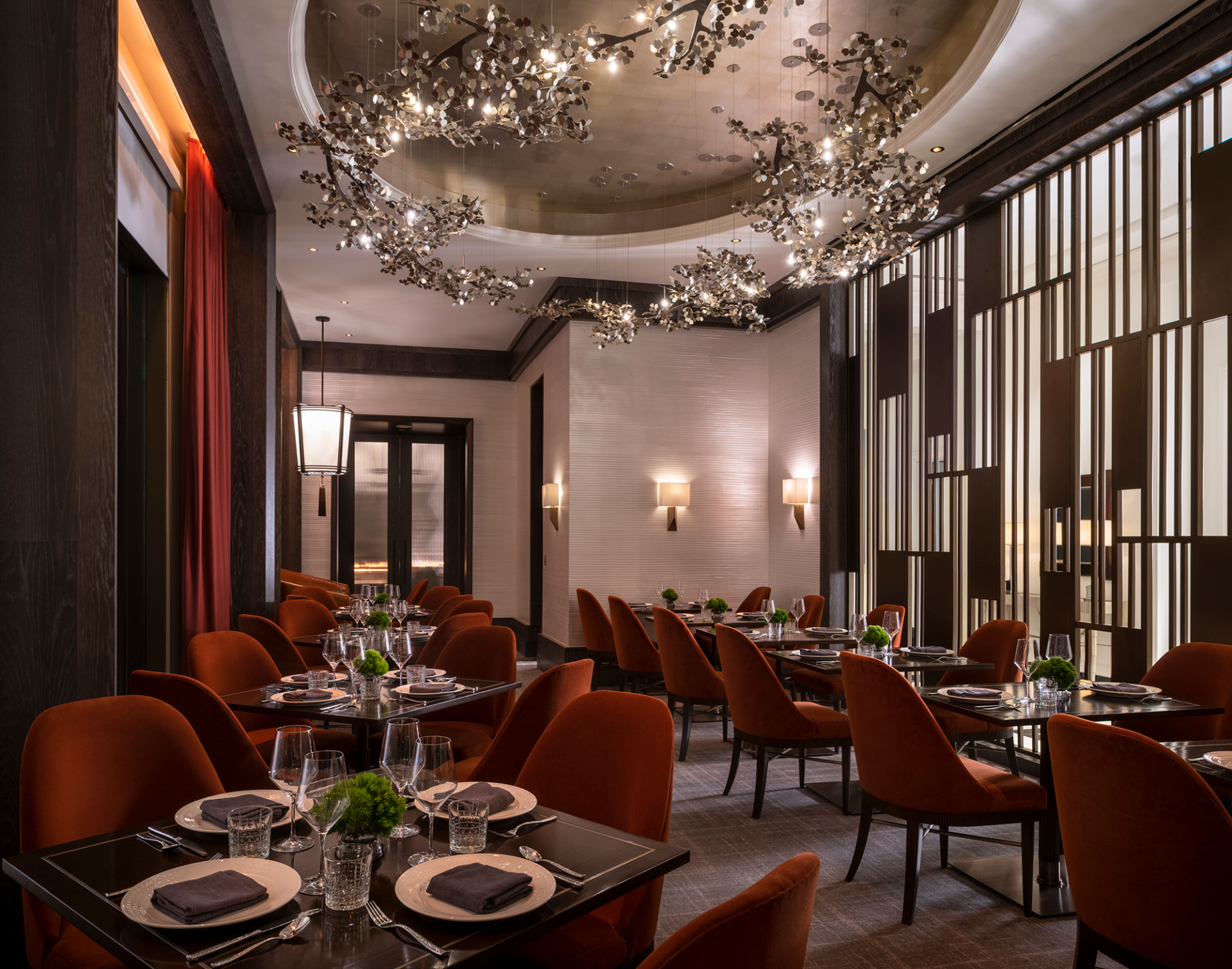 Waldorf Astoria Buckhead – A floral sculpture with BHDM brings southern charm.